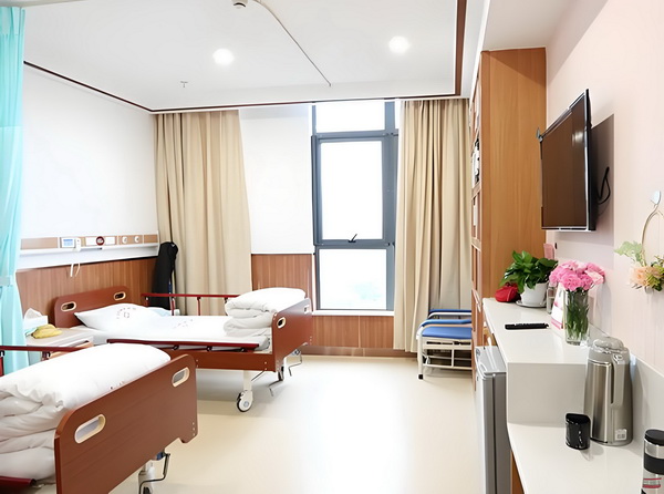 87岁上海老人和保姆结婚，百万房产被孙女多次砸毁，谁对谁错？